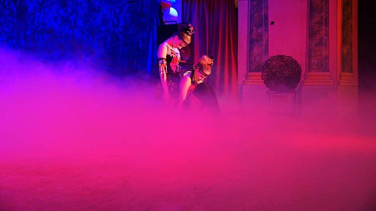 Die Funkenmariechen Anne und Lea starteten geheimnisvoll. Foto: Joseph Beck