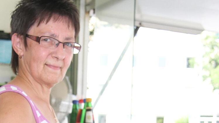 Auch bei brütender Hitze steht Sonja Hempfling (60) in dem Bratwurststand beim Hallenbad und brutzelt auf dem Rost Bratwürste, Steaks, Currywürste und Co. In der Imbissbude hat es - in der kältesten Ecke neben dem Kühlschrank - bereits am frühen Nachmittag 46 Grad. "Trotzdem müssen wir Bratwürste grillen", sagt sie. Foto: Sonny Adam