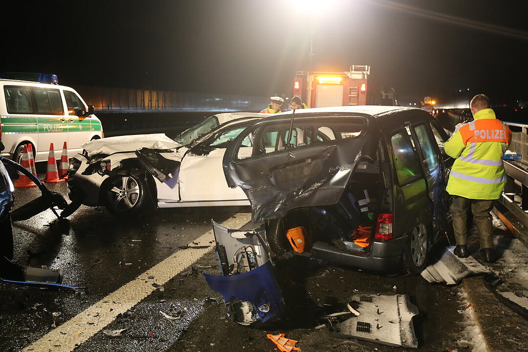 Tödlicher Unfall auf A9: Autos krachen  in Unfallstelle – Mann von Brücke geschleudert