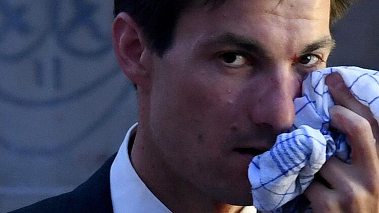 Auf der Wahlparty des neuen Oberb&uuml;rgermeisters in Freiburg kam es am Sonntagabend zu einem Angriff auf Martin Horn (33). Er wurde verletzt. Foto: Patrick Seeger/dpa