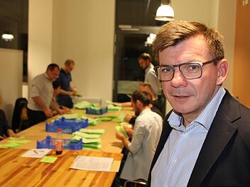 Bürgermeister Armin Warmuth verfolgte die Auszahlung der Briefwahl-Bezirke in der Markthalle. Foto: Ralf Ruppert
