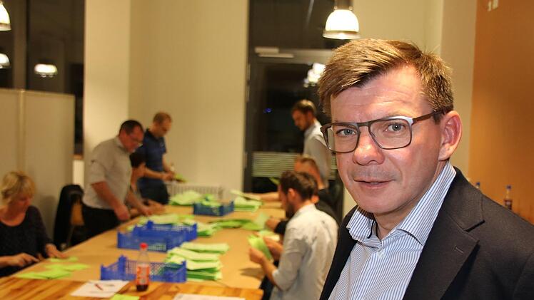 Bürgermeister Armin Warmuth verfolgte die Auszahlung der Briefwahl-Bezirke in der Markthalle. Foto: Ralf Ruppert