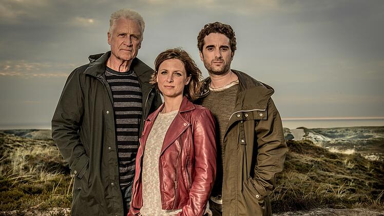 In den Jahren 2011 bis 2018 war noch Theo Cl&uuml;ver (Robert Atzorn, links) der Chef von Ina Behrendsen (Julia Brendler) und Hinnerk Feldmann (Oliver Wnuk) bei der Sylter Polizei. Danach folgte ihm Kommissar Sievers.