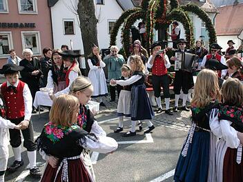 Wenn der Muggendorfer Osterbrunnen geschmückt ist, tanzen auch die Kinder der Trachtengruppe "D Wiesenttaler" mit. Fotos: Reinhard Löwisch