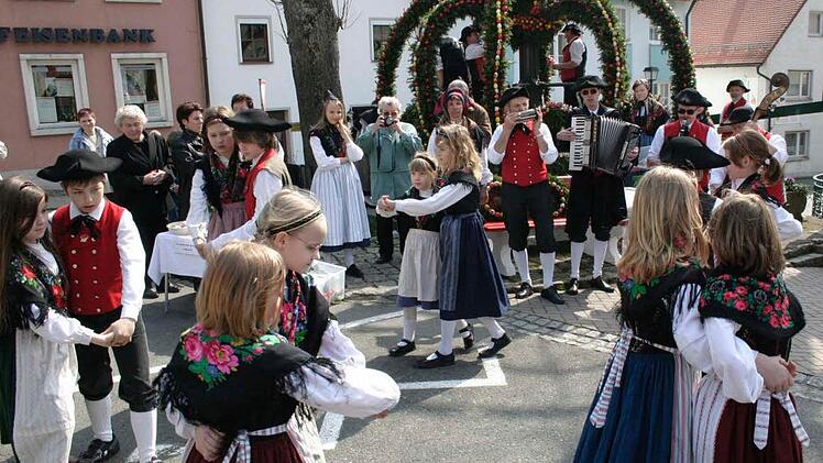 Wenn der Muggendorfer Osterbrunnen geschmückt ist, tanzen auch die Kinder der Trachtengruppe "D Wiesenttaler" mit. Fotos: Reinhard Löwisch