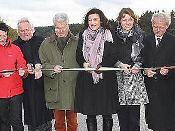 Bei der offiziellen Verkehrsfreigabe mit der parlamentarischen Staatssekretärin im Bundesverkehrsministerium, Dorothee Bär (Mitte) wurde das obligatorische Band durchschnitten.  Fotos: Alexander Hartmann