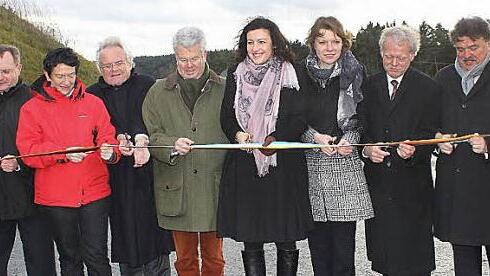 Bei der offiziellen Verkehrsfreigabe mit der parlamentarischen Staatssekretärin im Bundesverkehrsministerium, Dorothee Bär (Mitte) wurde das obligatorische Band durchschnitten.  Fotos: Alexander Hartmann