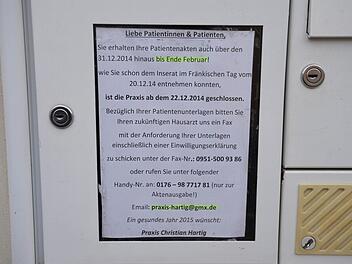 Ein Zettel am Briefkasten informiert die Patienten, dass diese Praxis am Mittleren Kaulberg seit 22. Dezember 2014 geschlossen ist. Foto: Ronald Rinklef