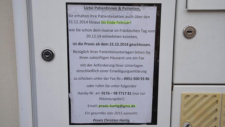 Ein Zettel am Briefkasten informiert die Patienten, dass diese Praxis am Mittleren Kaulberg seit 22. Dezember 2014 geschlossen ist. Foto: Ronald Rinklef