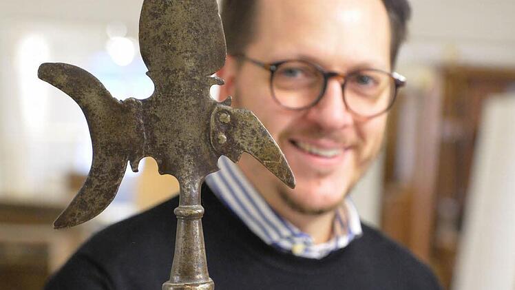 Alexander Süß mit einer alten Hellebarde, die aus dem 15. Jahrhundert stammen dürfte  Foto: Ronald Rinklef
