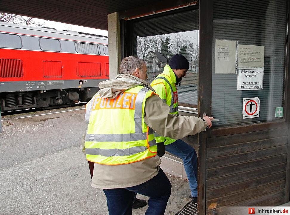 Polizeibeamte betreten am 10.02.2016 am Bahnhof in Bad Aibling (Bayern) das  Fahrdienstleiter-Stellwerk.  Am 09.02.2016 waren zwei Meridian-Nahverkehrszüge der privaten Bayerischen Oberlandbahn auf der eingleisigen Strecke zwischen Holzkirchen und Rosenheim bei hohem Tempo frontal ineinander gekracht. Zehn Menschen starben. Foto: Uwe Lein/dpa