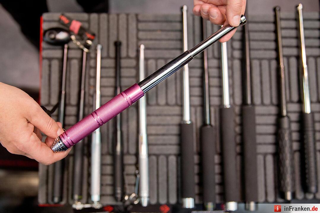 Ein rosafarbener Teleskop-Schlagstock ist am 04.03.2016 während der Jagd- und Sportwaffenmesse IWA OutdoorClassics in Nürnberg (Bayern) am Stand des Unternehmens kh security zu sehen. Auf der IWA präsentieren bis 7. März mehr als 1400 Aussteller Jagd- und Sportwaffen, Munition, Messer, Outdoor-Bedarf und Zubehör. Foto: Daniel Karmann/dpa