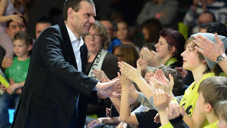 Michael Koch gewann sein letztes Heimspiel als Bayreuther Trainer in der Oberfrankenhalle und verabschiedete sich deshalb auch gutgelaunt von den Fans. Foto: Peter Mularczyk