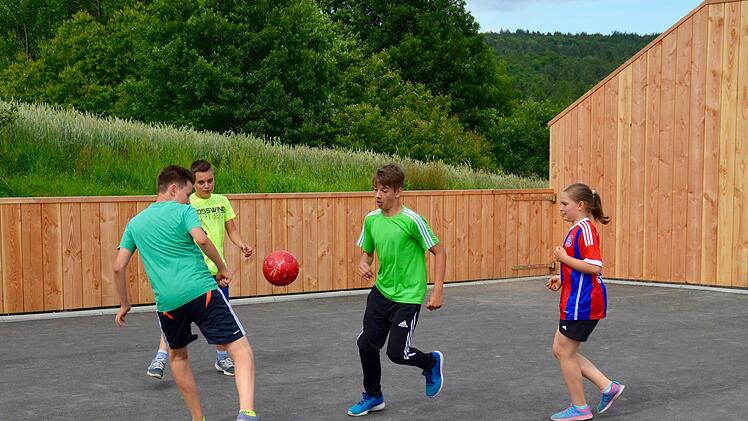 Die neue Oehrberger Multifunktionsspielfläche ist bei den Kindern und Jugendlichen im Ort schon sehr beliebt. Hier spielen Janik (von links), Felix, Justus und Emily Fußball.