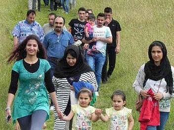 Ehrenamtliche und Asylbewerber wanderten gemeinsam zum Berghaus Rhön. Foto: Sebastian Schmitt-Mathea