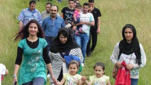 Ehrenamtliche und Asylbewerber wanderten gemeinsam zum Berghaus Rhön. Foto: Sebastian Schmitt-Mathea