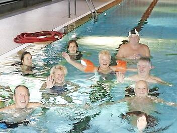 Mit dem Bürgerentscheid bekommen die Abrissgegner des Hallenbades nochmals Auftrieb und Hoffnung, dass das Hallenbad vielleicht doch einmal wieder zum Schwimmen genutzt werden kann. Foto: Heike Beudert