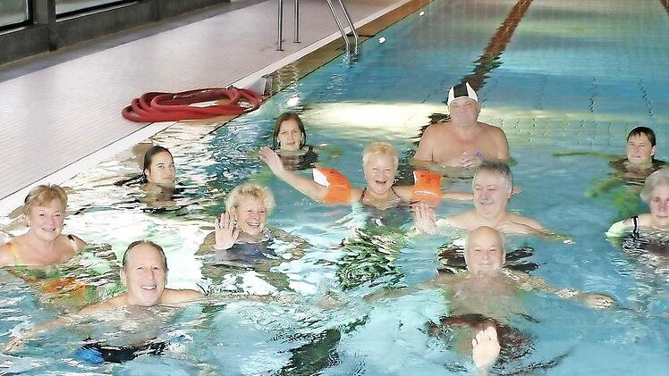 Mit dem Bürgerentscheid bekommen die Abrissgegner des Hallenbades nochmals Auftrieb und Hoffnung, dass das Hallenbad vielleicht doch einmal wieder zum Schwimmen genutzt werden kann. Foto: Heike Beudert