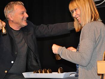 Mutig und gekonnt unterstützte Sandra aus dem Publikum Josef Brustmann beim gemeinsamen "Kuhglöckchen-Spiel".  Foto: Jacqueline Vera Mihm
