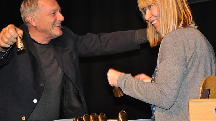 Mutig und gekonnt unterstützte Sandra aus dem Publikum Josef Brustmann beim gemeinsamen "Kuhglöckchen-Spiel".  Foto: Jacqueline Vera Mihm