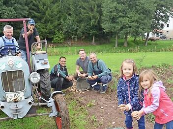 Sie machten den ersten Erntetest auf einem eigens vom Verein der Bulldogfreunde angelegten Kartoffelacker. Von links Georg Ziegler und Schirmherr Michael Müller, Andre Müller, Reinhard Körner, Thomas Welscher, Leonie Müller und Lara Schneider.  Foto: K.- H. Hofmann