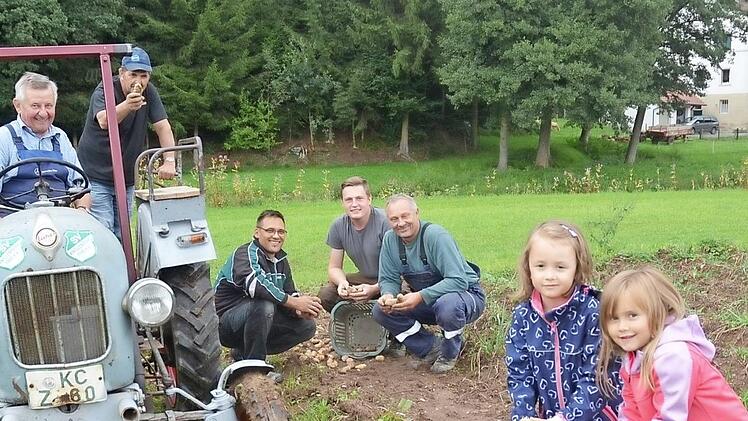 Sie machten den ersten Erntetest auf einem eigens vom Verein der Bulldogfreunde angelegten Kartoffelacker. Von links Georg Ziegler und Schirmherr Michael Müller, Andre Müller, Reinhard Körner, Thomas Welscher, Leonie Müller und Lara Schneider.  Foto: K.- H. Hofmann