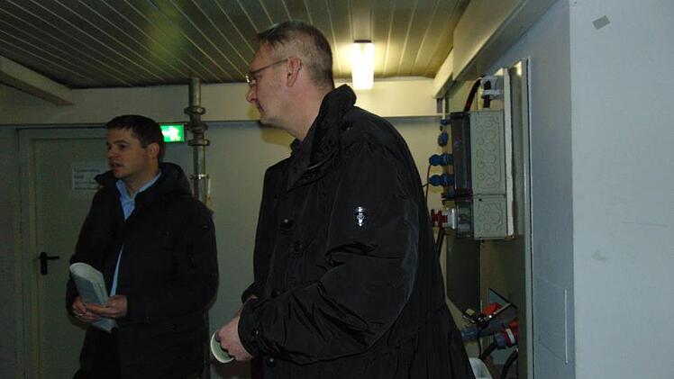 Florian Engel (l.) und Ditmar Gebhardt erläutern die Sanierungsmaßnahmen.  Petra Malbrich