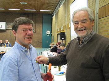 Vorsitzender Dietmar Wächter (rechts) zeichnete Peter Gradwohl mit der Ehrennadel des Bürgervereins Lützelbuch aus. Gradwohl gehört seit 25 Jahren zum Verein. Martin Koch