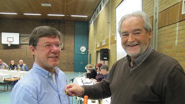 Vorsitzender Dietmar Wächter (rechts) zeichnete Peter Gradwohl mit der Ehrennadel des Bürgervereins Lützelbuch aus. Gradwohl gehört seit 25 Jahren zum Verein. Martin Koch