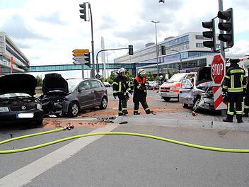 Die Feuerwehr Herzogenaurach musste die Kreuzung bei den Aufräumarbeiten zum Teil sperren.  Foto: Richard Sänger