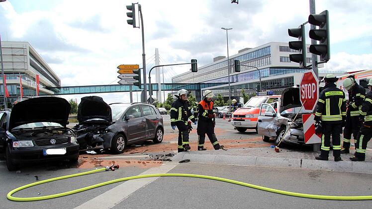 Die Feuerwehr Herzogenaurach musste die Kreuzung bei den Aufräumarbeiten zum Teil sperren.  Foto: Richard Sänger