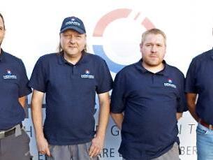 Mit Präsenten bedankte sich Geschäftsführer Christian Schramm (links) bei den Jubilaren Andreas Kandziora (zehn Jahre, Zweiter von links) und Oliver Vogel (25 Jahre, Zweiter von rechts. Mit im Bild Firmengründer Konrad Hörath (rechts). Foto: Klaus-Peter Wulf