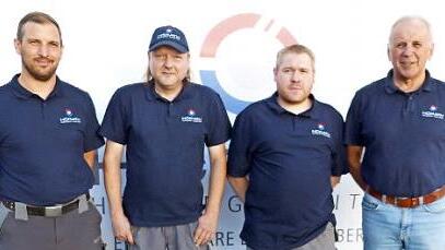 Mit Präsenten bedankte sich Geschäftsführer Christian Schramm (links) bei den Jubilaren Andreas Kandziora (zehn Jahre, Zweiter von links) und Oliver Vogel (25 Jahre, Zweiter von rechts. Mit im Bild Firmengründer Konrad Hörath (rechts). Foto: Klaus-Peter Wulf