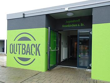 Das Jugendzentrum "Outback" in Neunkirchen am Brand.  Foto: Petra Malbrich