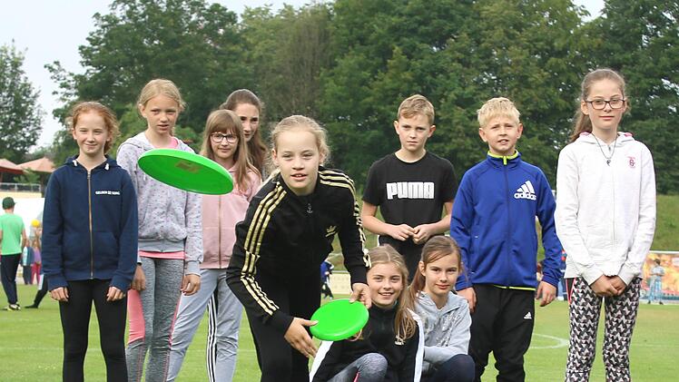 Beim Frisbeewerfen sollte die grüne Scheibe weit fliegen.Foto: Ralf Naumann