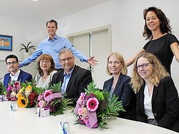 Ein Bild mit Symbolcharakter: Die neuen Funktionsträger erfahren Rückendeckung. Hinter Matthias Pellmaier, Pia Löffler, Bernd Schick, Yvonne Seeliger und Anja Pschirrer stehen Bernhard Jeßberger und Stefanie Mayr-Leidnecker. Foto: Markus Häggberg