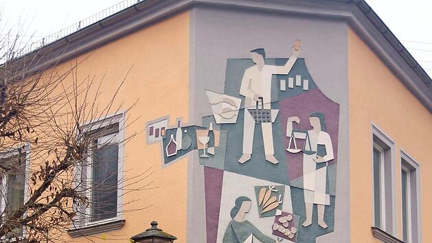 Bild: (von links) Bürgermeister Timo Ehrhardt und die Kreisheimatpfleger Robert Wachter und Siegfried Scheidig vor der "Konsum"-Werbung auf dem Historischen Marktplatz in Ludwigsstadt.  Foto: Heike Schülein