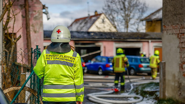 Garagenbrand: Acht Personen über Leiter gerettet