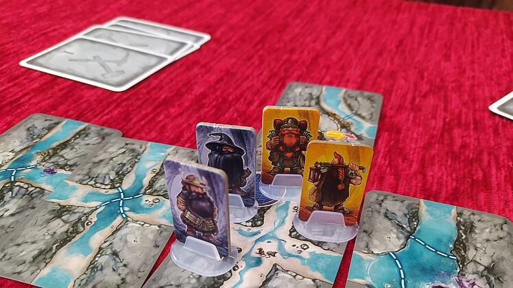 Spiele-Test Saboteur-The Dark Cave: kartenbasiertes Tunnel-Legespiel mit Fantasy-Setting