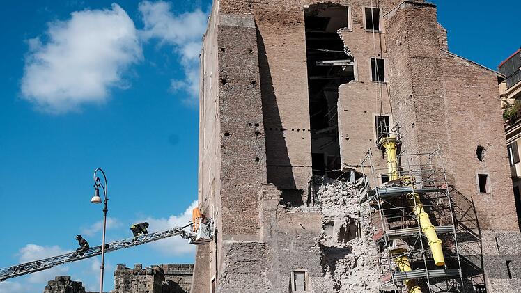 Mittelalterlicher Turm in Rom stürzt ein