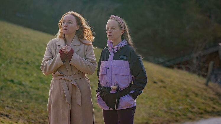 Die Freundinnen Ines (Brigitte Hobmeier, links) und Paula (Friederike Kempter) stecken in unterschiedlichen Krisen, auch wenn sie zun&auml;chst so tun, als w&auml;re alles in Ordnung. Wobei: Paula w&uuml;rde der gemeinsamen Freundin Juliane gerne endlich ihre lange zur&uuml;ckliegende Aff&auml;re mit deren Exmann gestehen, doch Ines r&auml;t ihr dringend davon ab, um des lieben Friedens willen.