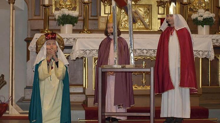 Der Sterndeuter (Leonie Piwonski) flehte bei Gott um Geduld, damit er "nicht platzt". Mitte Michelle Betz, rechts Chiara Müller.