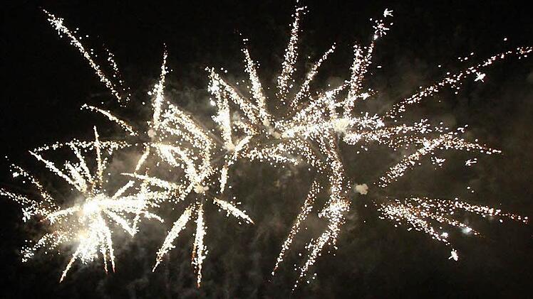 So schön kann ein Silvesterfeuerwerk sein - wenn man sorgsam damit umgeht und wenn die Feuerwerkskörper von der Bundesanstalt für Materialforschung und -prüfung (BAM) die Zulassung erhalten haben. Fotos: Matthias Einwag