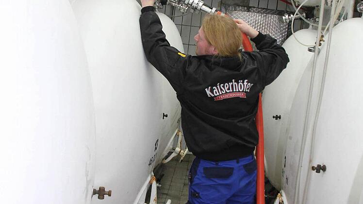 Robert Smith pumpt Bier aus den 22 000 Liter großen Gärbottichen in die je 46 Hektoliter fassenden Lagertanks.