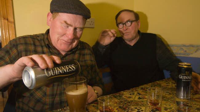Zwei Männer trinken in der Kneipe das irische Bier.  Foto: privat