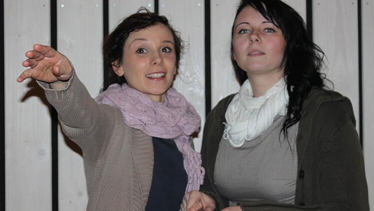 Linda (Michelle Knappe) und Leoni (Nancy Gerisch) studieren derzeit ihre Rollen beim Musical "In 80 Tagen um die Welt", ein. Foto: Veronika Schadeck