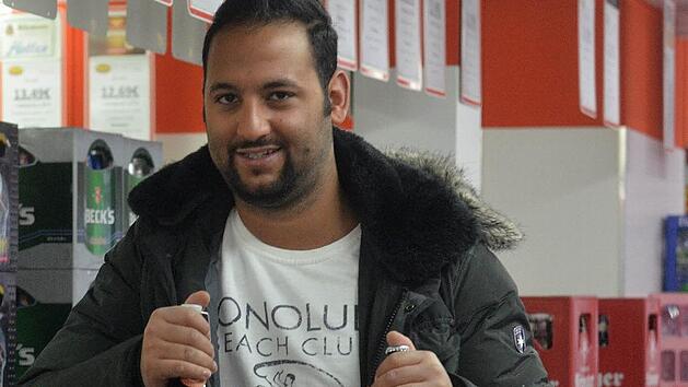 &Ouml;nder Sahin setzt in seiner Tankstelle l&auml;ngst nicht mehr nur auf Benzin, sondern auch auf Bier.  Foto: Pelke