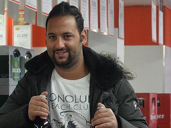 Önder Sahin setzt in seiner Tankstelle längst nicht mehr nur auf Benzin, sondern auch auf Bier.  Foto: Pelke