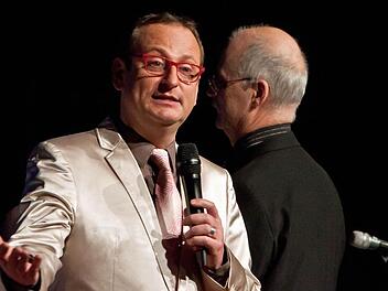 Singender Entertainer mit samtweicher Baritonstimme: Volker Heißmann (im Hintergrund: Bandleader Pavel Sandorf). Foto: Jochen Berger