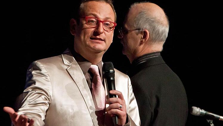 Singender Entertainer mit samtweicher Baritonstimme: Volker Heißmann (im Hintergrund: Bandleader Pavel Sandorf). Foto: Jochen Berger